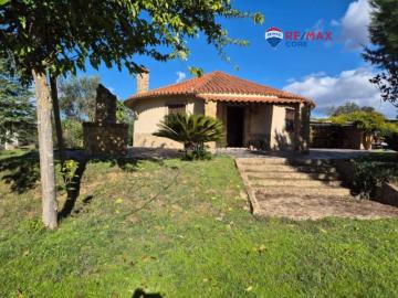 Casa en venta en Badajoz, Avenida Elvas. Encantadora Casa de Campo en Badajoz Urbanización La Rocilla. Casas.