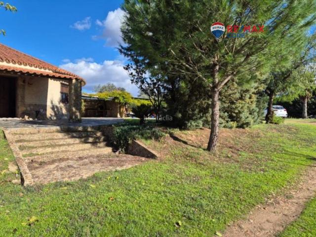 Casa en venta en Badajoz, Avenida Elvas. Encantadora Casa de Campo en Badajoz Urbanización La Rocilla. Casas.