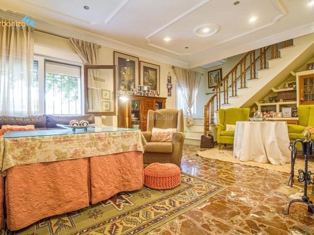 Casa en venta en Badajoz, Santa Marina. CASA INDEPENDIENTE EN PLENO CENTRO CON GARAJE. Casas.