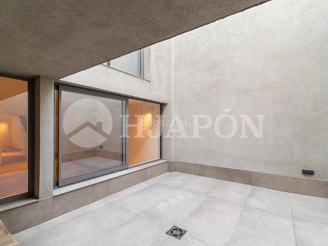 Casa en venta en Badalona, Manresà. Un edificio de origen industrial reinventado para vivir junto al mar. Casas.