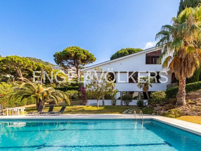 Casa en venta en Badalona, Mas Ram. Exclusiva propiedad con impresionante jardín y piscina en Mas Ram. Casas.