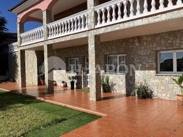 Casa en venta en Badalona, Mas Ram. Exclusiva propiedad situada en zona residencial privada con vistas al mar. Casas.