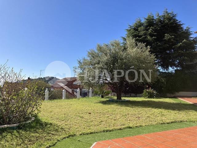 Casa en venta en Badalona, Mas Ram. Exclusiva propiedad situada en zona residencial privada con vistas al mar. Casas.