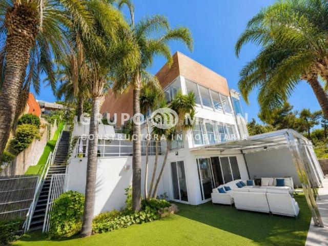 Casa en venta en Badalona, Mas Ram. Exclusiva villa con vistas al mar en Mas Ram. Casas.