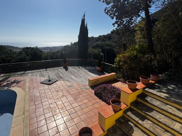 Casa en venta en Badalona, Mas Ram. Exclusiva vivienda unifamiliar en urbanización privada y vistas al mar. Casas.
