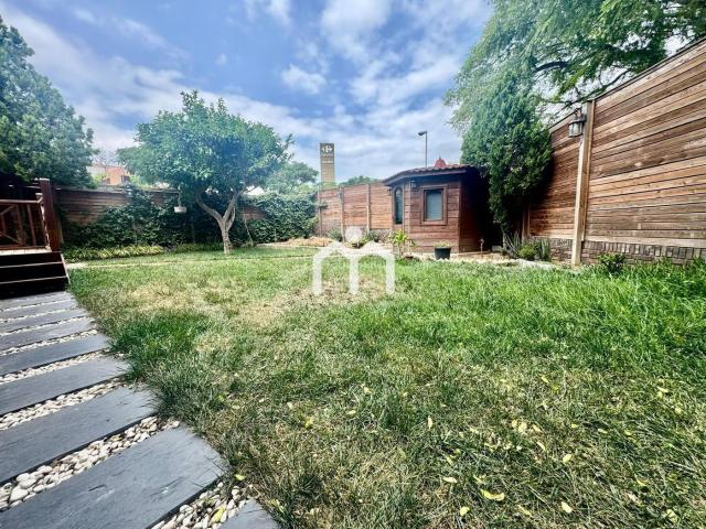 Casa en venta en Badalona, Montigalà. CASA ESQUINERA EN BADALONA. Casas.