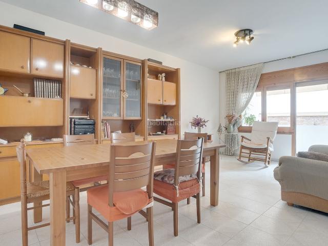 Casa en venta en Badalona, Artigues. CASA DE 208 M2 CON GARAJE, PATIO DE 30 M2 Y BODEGA DE 55 M2 UNA OPORTUNIDAD ÚNICA CON MÚLTIPLES POSIBILIDADES. Casas.