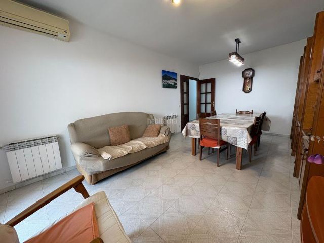 Casa en venta en Badalona, Artigues. CASA DE DOS PLANTAS CON GARAJE, ESPACIO Y UN MUNDO DE POSIBILIDADES. Casas.