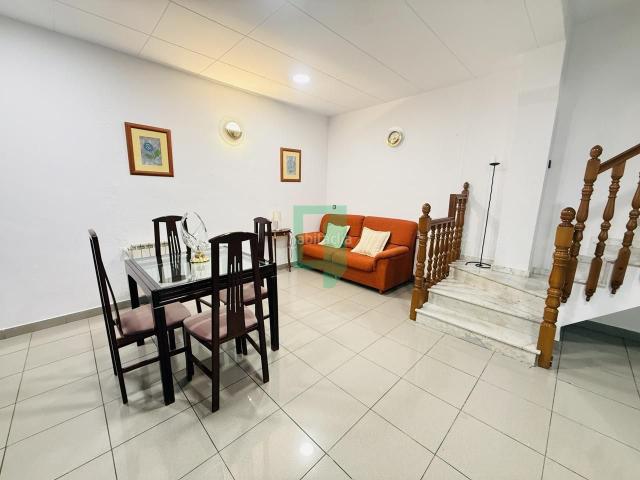 Casa en venta en Badalona, Bufalà. Casa adosada en Bufalà con patio y terrado. Casas.