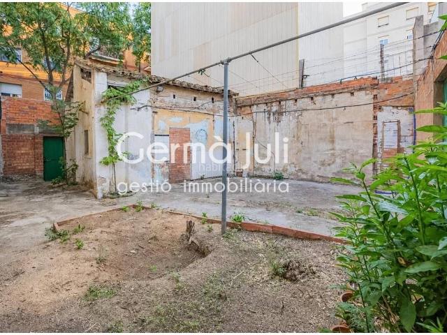 Casa en venta en Badalona, Bufalà. CASA DE PEQUEÑA CONSTRUCCION TOTALMENTE A REFORMAR CON SOLAR 94 m. Casas.