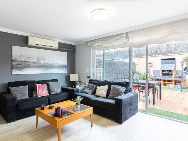 Casa en venta en Badalona, Bufalà. CASA TOTALMENTE EXTERIOR CON PATIO Y TERRAZA UBICADA A 5 DEL TURÓ DE LENRIC. Casas.
