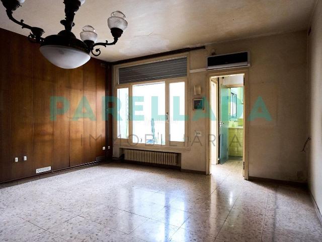 Casa en venta en Badalona, Centre. Casa típica en Badalona con patio y dos terrazas a 5 min del mar. Casas.