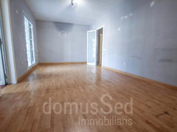 Casa en venta en Badalona, Gorg. CASA DE PUEBLO CON LOCAL EN VENTA. Casas.
