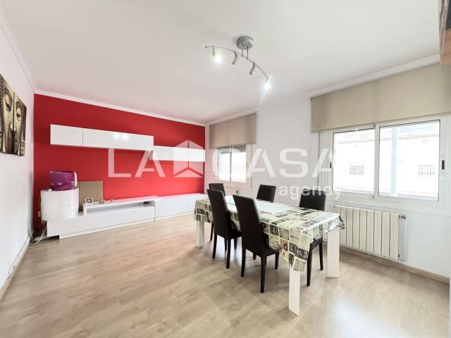 Casa en venta en Badalona, Gorg. OPORTUNIDAD POR ZONA CASA CON TERRAZA!. Casas.