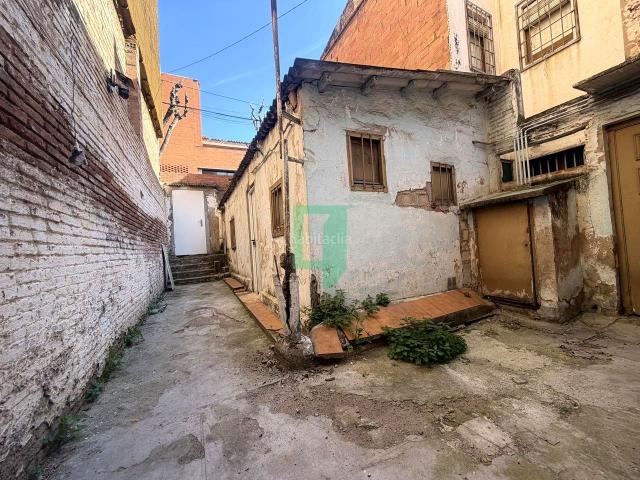 Casa en venta en Badalona, La Salut. planta baja al lado del magic. Casas.