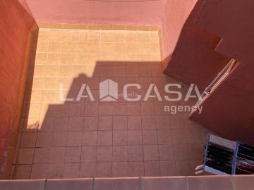Casa en venta en Badalona, Puigfred. CASA CON TERRAZAS Y CUATRO HABITACIONES. Casas.
