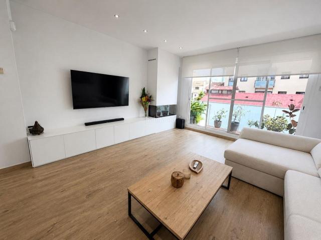 Casa en venta en Badalona, Progrés Pep Ventura. Casa de 3 Habitaciones con piscina Propia y garaje. Casas.