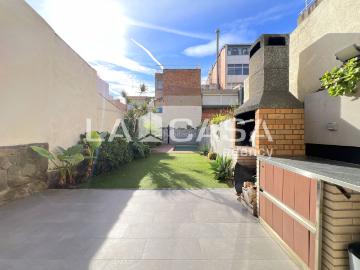 Casa en venta en Badalona, Progrés Pep Ventura. INCREÍBLE CASA INDEPENDIENTE CON TERRAZA, PISCINA Y PARKING EN PROGRÉS PEP VENTURA!. Casas.