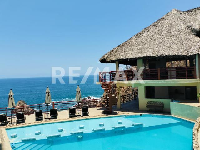CASA EN VENTA EN BALCONES AL MAR CON FRENTE A PLAYA EN ACAPULCO