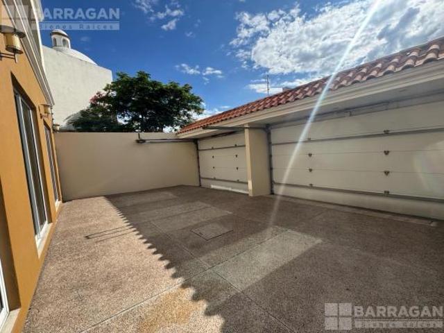 Casa en venta en Balcones del Acueducto, céntrica con amplios espacios y 5 recámaras