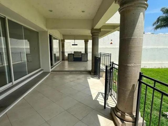 Casa en Venta en Balcones del Campestre, León: Espaciosa Residencia con Jardín Privado