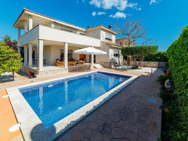 Casa en venta en Baleares Marratxí, Pont D´Inca. Amplia y luminosa casa moderna con piscina, terraza y vistas a la montaña. Casas.