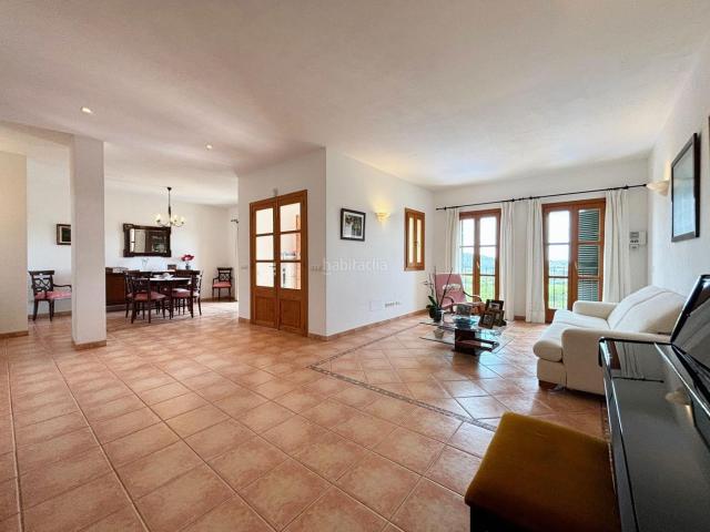 Casa en venta en Baleares Alaró. Chalet de ensueño con piscina, solárium y vistas a la Serra de Tramuntana en Alaró, Mallorca. Casas.