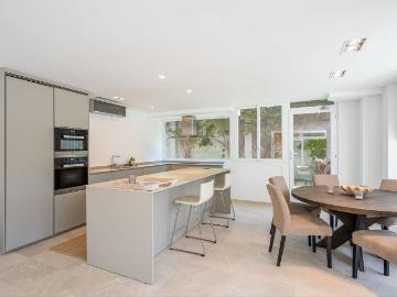 Casa en venta en Baleares Calvià, Portals Nous. Chalet renovado con estilo en una ubicación privilegiada en Alt Bendinat. Casas.