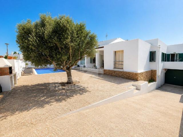 Casa en venta en Baleares Ciutadella de Menorca, Cala en Blanes. Chalet con piscina cerca del mar en Calan Blanes. Casas Ciutadella de.