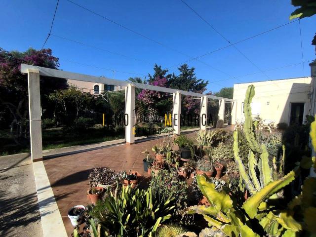 Casa en venta en Baleares Ciutadella de Menorca, Cala en Blanes. CALAN BRUT Chalet con apartamento independiente y jardín. Casas Ciutadella de.