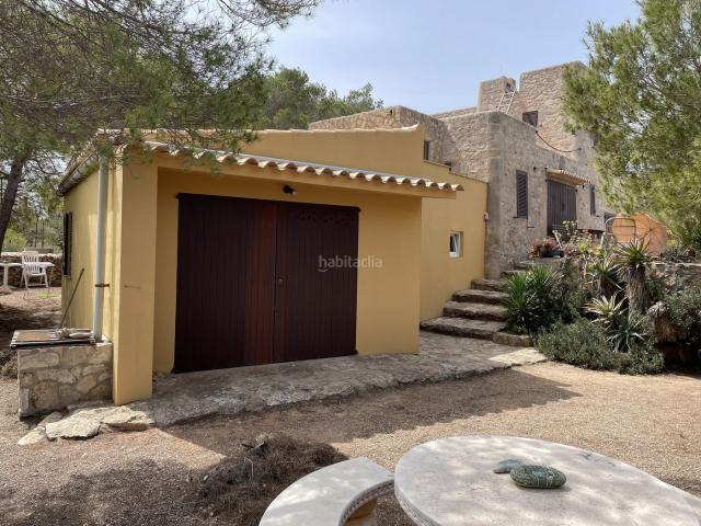 Casa en venta en Baleares Formentera. Casa con apartamento, piscina y vista mar situada entre Es Pujols y Punta Prima. Casas.