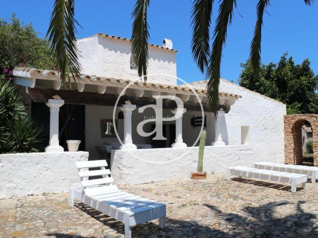 Casa en venta en Baleares Formentera. Casa payesa con licencia turística en venta en Formentera. Casas.