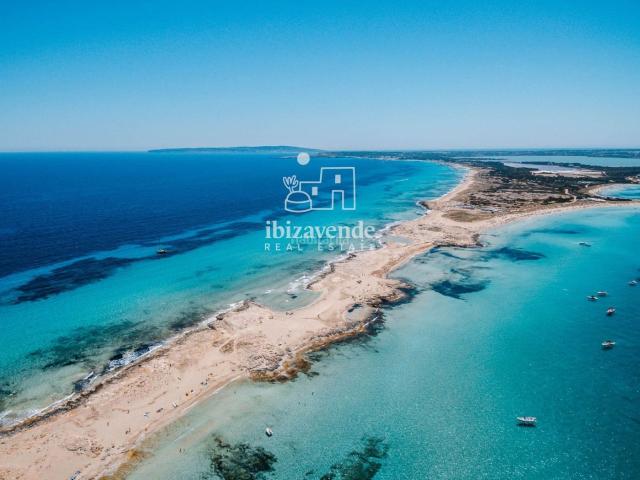 Casa en venta en Baleares Formentera. Finca con gran terreno edificable en venta en Formentera, a 800 metros de la playa. Casas.