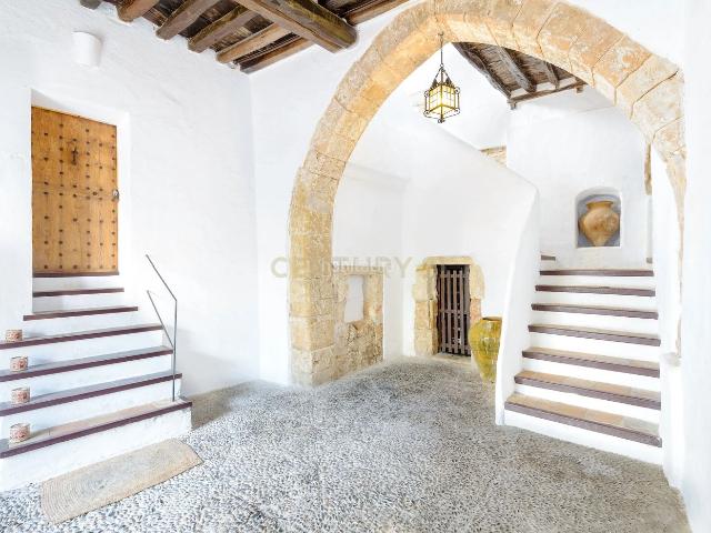 Casa en venta en Baleares Ibiza, Dalt Vila La Marina. En venta Joya histórica en el corazón de Dalt Vila Mucho más que una casa. Casas.
