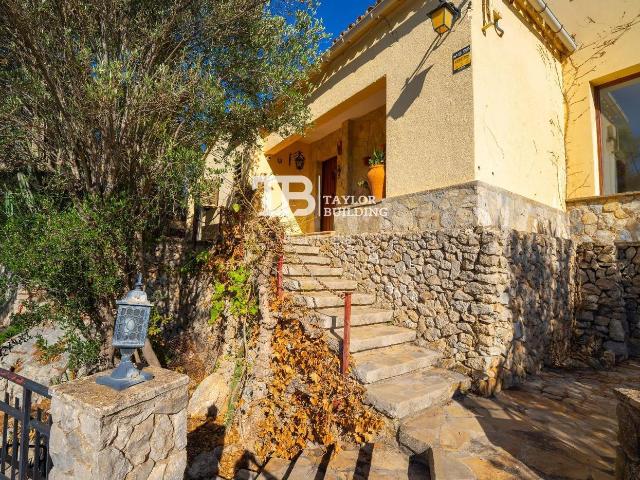 Casa en venta en Baleares Puigpunyent. Chalet espectacular con piscina y vistas panorámicas en Galilea!. Casas.