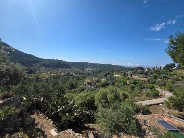 Casa en venta en Baleares Puigpunyent. Se vende esta maravillosa propiedad, casa de pueblo histórica con carácter, con vistas al mar y montaña, con una parcela rústica. Casas.