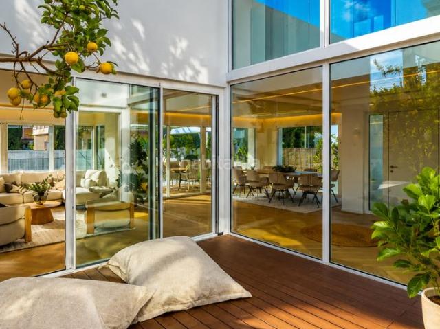 Casa en venta en Baleares Palma de Mallorca, Ciudad Jardín. Con aprox. 520 m construidos sobre una parcela urbana de aprox. 452 m, la propiedad ofrece estancias luminosas, abiertas y una dis. Casas.