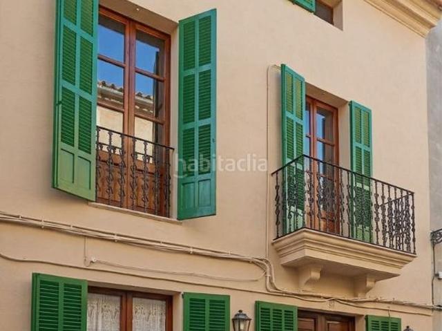 Casa en venta en Baleares Petra. Espectacular Palacete Señorial de 6 Habitaciones, Muebles de Época, Patio y Terraza Skyline en Calle Peatonal de Petra. Casas.