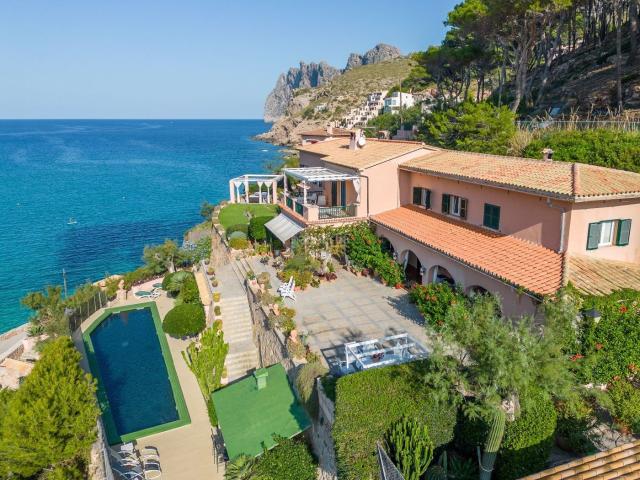 Casa en venta en Baleares Pollença, Cala Sant Vicenç. Villa de 571 m2 en 1 línea de mar en Cala Sant Vicenç. Casas.