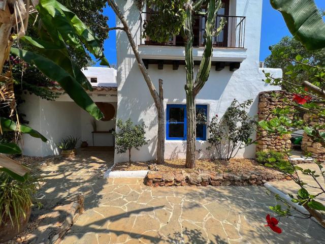 Casa en venta en Baleares Sant Antoni de Portmany. Dos Bonitas Casas en una misma parcela a poca distancia de la Discoteca Unvrs. Casas Sant Antoni de.