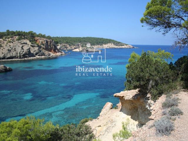 Casa en venta en Baleares Sant Joan de Labritja. Villa con carácter y vistas panorámicas al mar entre San Juan y Portinatx. Casas Sant Joan de.