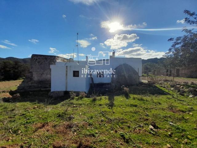 Casa en venta en Baleares Sant Joan de Labritja. Parcela de 117.000 m cerca de Cala San Vicente. Casas Sant Joan de.