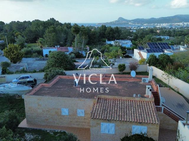 Casa en venta en Baleares Sant Josep de sa Talaia, Sant Agustí Cala de Bou. Casa con mucho potencial y azotea con vistas al mar. Casas Sant Josep de sa.