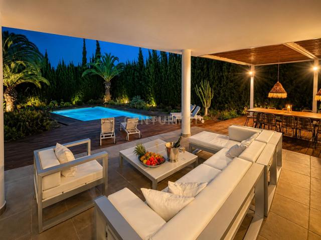 Casa en venta en Baleares Sant Josep de sa Talaia, Sant Jordi de Ses Salines Sant Francesc. Se vende villa en Sa Carroca con diseño contemporáneo y estilo de vida mediterráneo. Casas Sant Josep de.