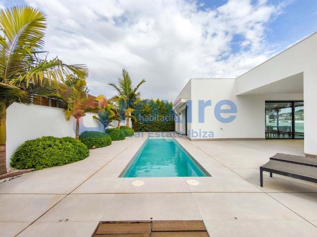 Casa en venta en Baleares Santa Eulària, Jesús. CHALET ADOSADO EN JESÚS. 5 HABITACIONES 7 BAÑOS PISCINA TERRAZA GARAJE. Casas Santa.
