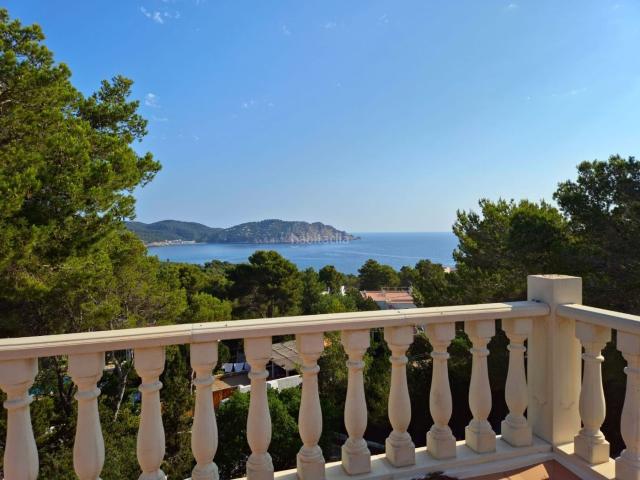 Casa en venta en Baleares Santa Eulària, Sant Carles. Casa renovada con vistas al mar y gran parcela en Figueral. Casas Santa.