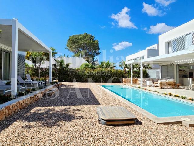 Casa en venta en Baleares Santa Eulària, Sant Carles. Luminosa y ventilada casa de verano de fácil mantenimiento cerca de la playa. Casas Santa.