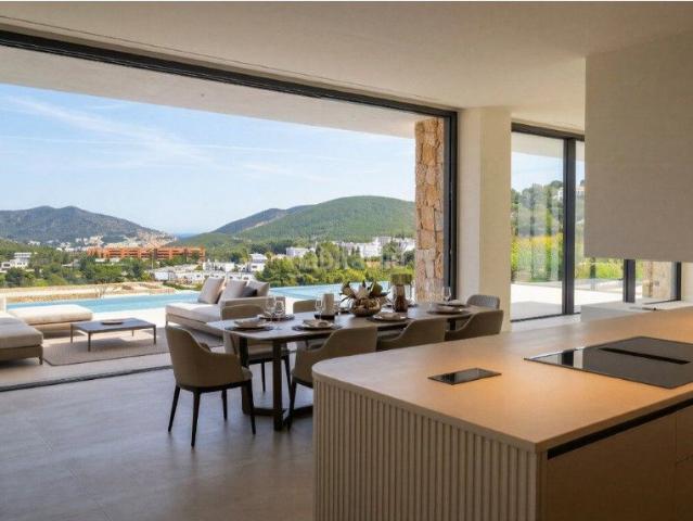 Casa en venta en Baleares Santa Eulària, Roca Llisa. Elegante villa contemporánea con vistas panorámicas al golf en Roca Llisa, Ibiza. Casas Santa.