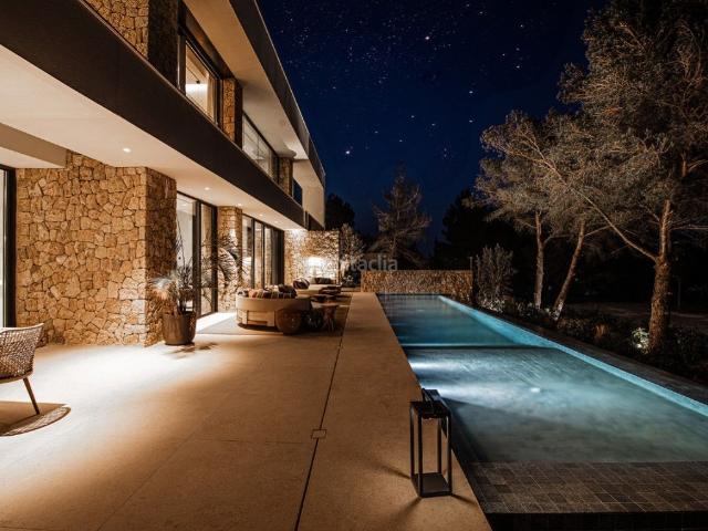 Casa en venta en Baleares Santa Eulària, Roca Llisa. Exclusiva villa de autor con potencial de desarrollo en Roca Llisa, Ibiza. Casas Santa.