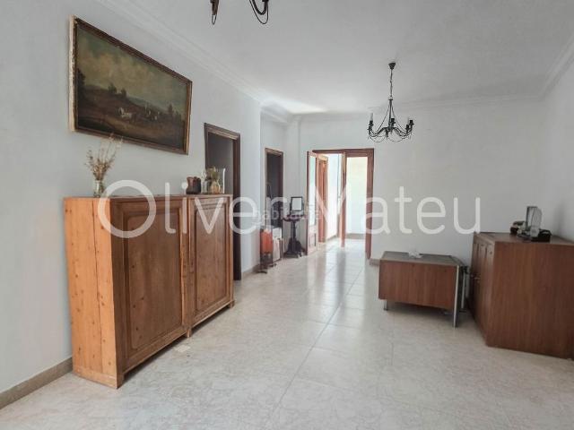 Casa en venta en Baleares Selva. CASA MALLORQUINA CON GRAN COCHERA Y PEQUEÑO JARDÍN. Casas.